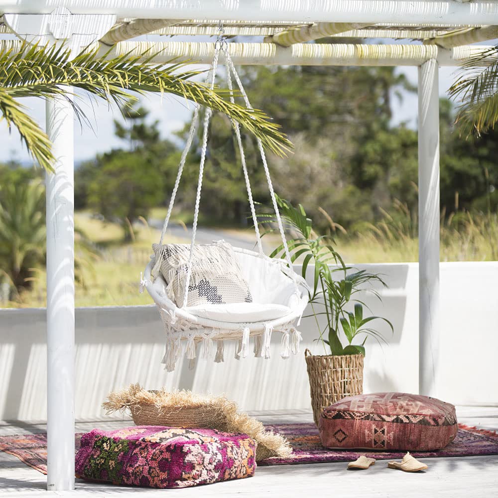 Hanging hammock